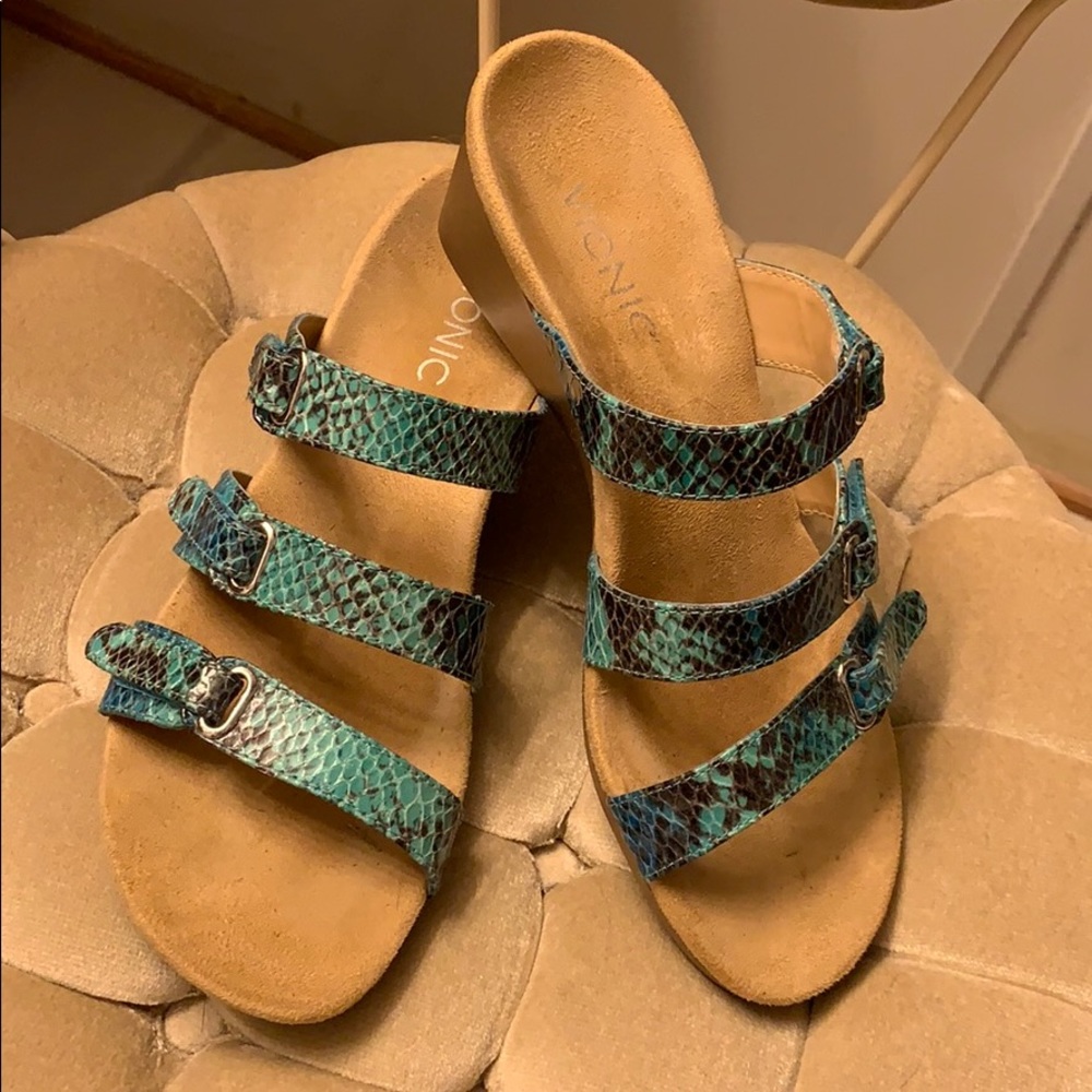 Vionic wedge size 7